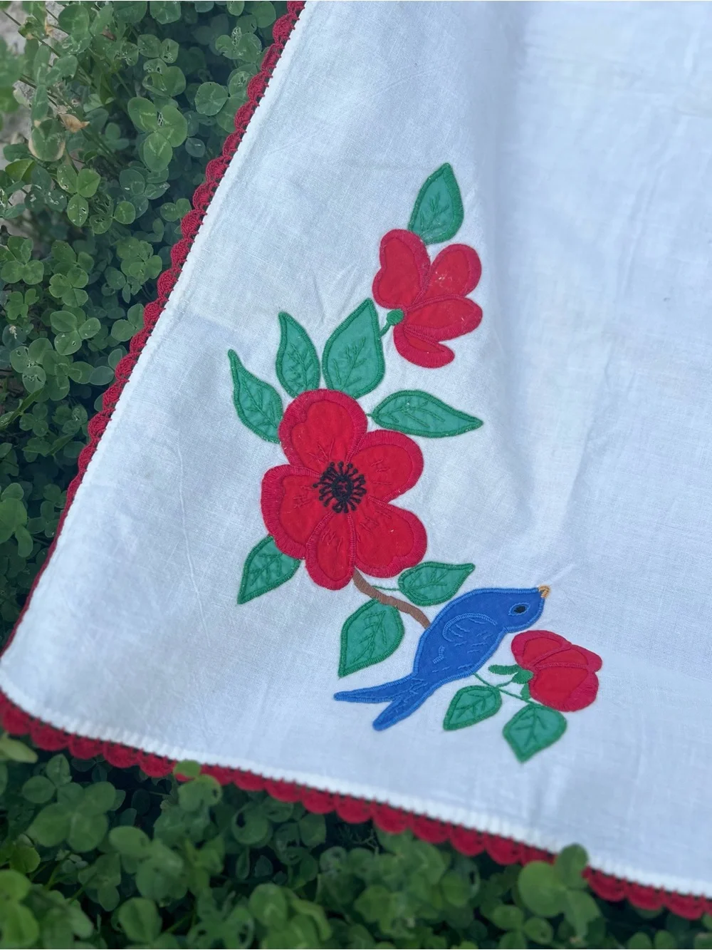 Vintage 1950s Embroidered Bluebird Red Poppy 36” Tablecloth